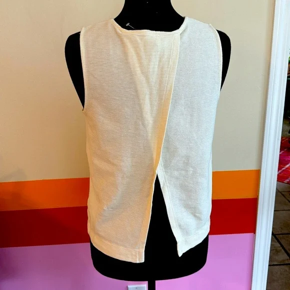 Madewell Texture & Thread Split-Back Shell Top . - Picture 5 of 9